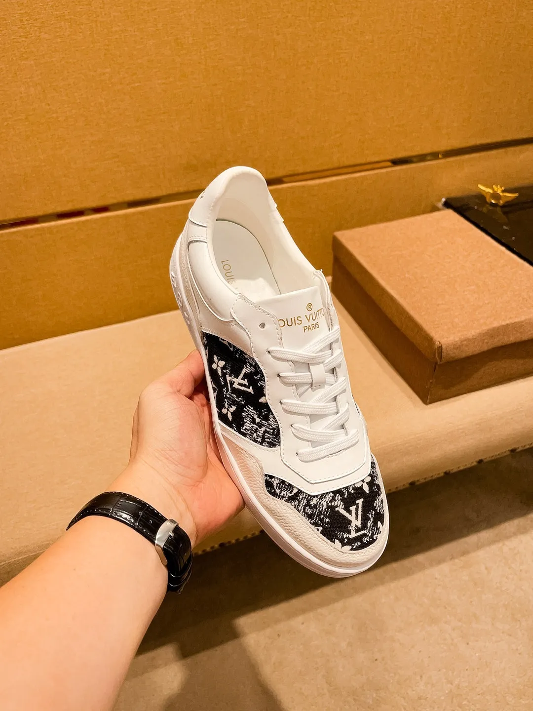 Men's shoes💰 400💰[LV]🔥Louis Vuitton, high-end men's shoes brand, official website 1:1 latest masterpiece: the upper is made of Italian imported first-layer cowhide with a comfortable and breathable lining➕original non-slip and wear-resistant outsole🔥, making walking more convenient and comfortable! An exclusive new model, a stunning work, a beautiful 1:1 replica [color] compared to the official quality! Create a fashionable personality to set off your uniqueness! A must-have for trendy men! Classic🔥Size: 38-44 Color: 🔥 2⃣️colors available🔥